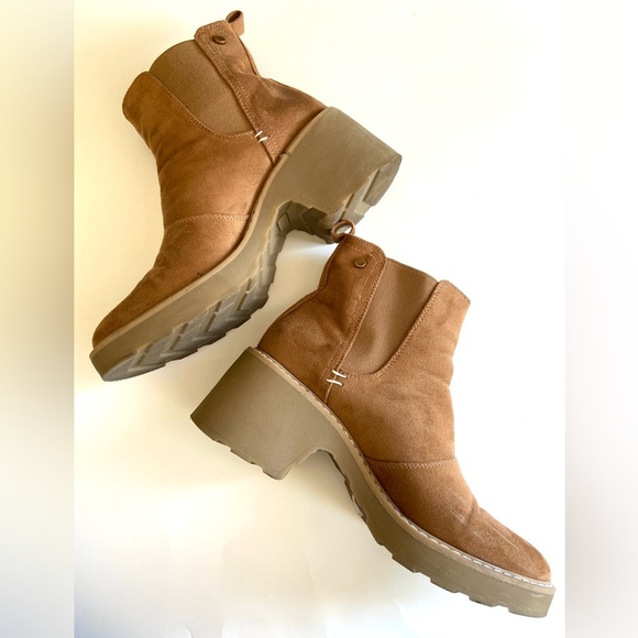 Women’s ankle Chelsea pull on faux Carmel suede block chunky heel booties - Picture 6 of 9